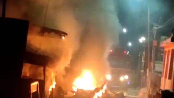 வெடித்து சிதறிய கார் வெடித்து சிதறிய கார்