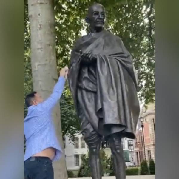 சிலையை சுத்தம் செய்த தேஜஸ்வி