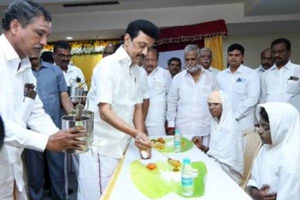 பசித்தவனுக்கு முதலில் உணவு: 