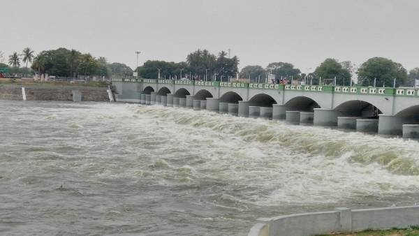 கடற்கரையில் தீர்த்தவாரி