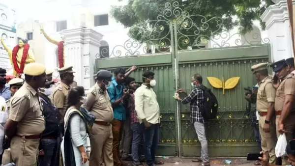 அதிமுகவில் மோதல் 