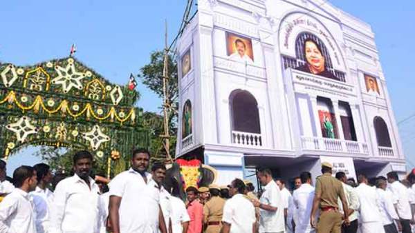 அதிமுக தொண்டர்கள் 