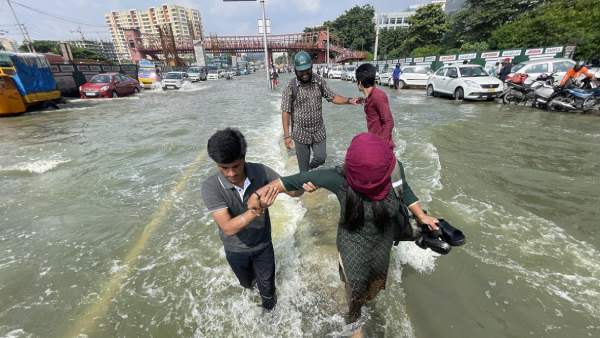 பெங்களூரில் கொட்டித்தீர்த்த கனமழை 