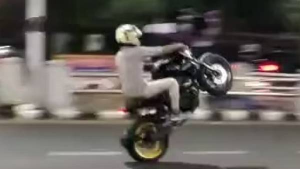 சென்னையில் பைக் சாகசம் 