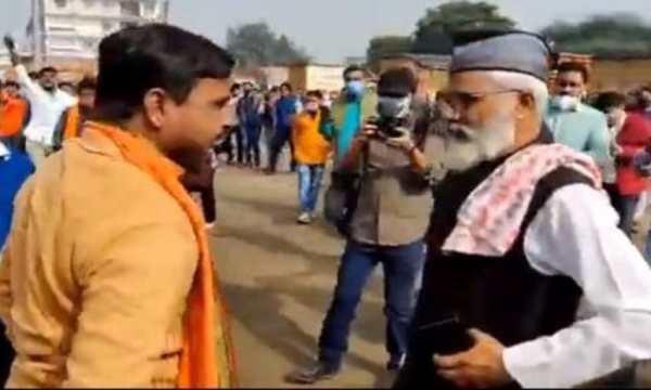 மசூதியில் நுழைந்து தாக்குதல் மசூதியில் நுழைந்து தாக்குதல்