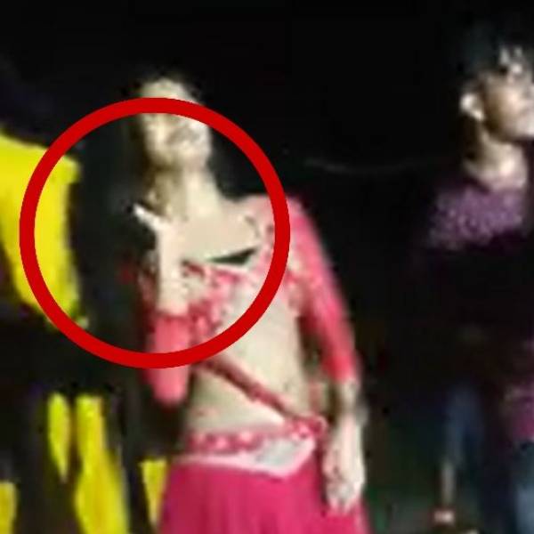 துப்பாக்கியை காட்டியபடி