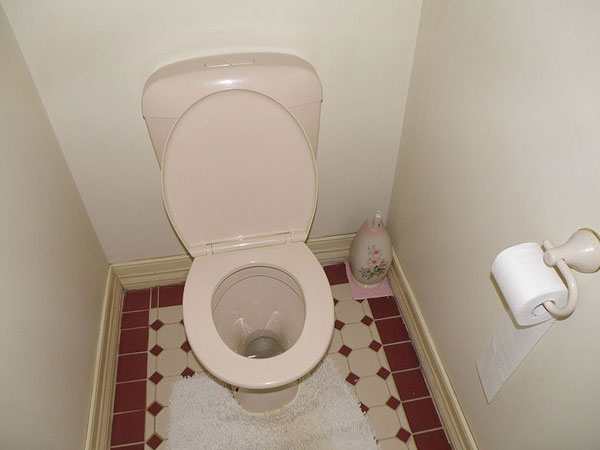  கழிவறையில் பிரசவம் 