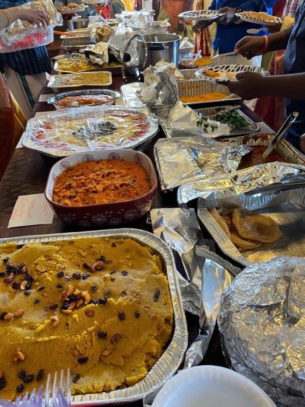 இனிப்புகள் பகிர்ந்து கொண்டாட்டம்