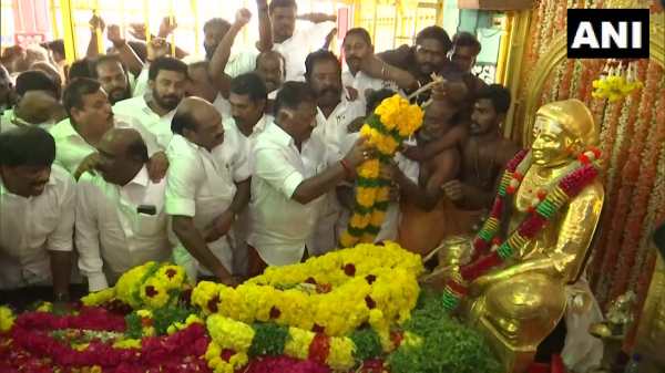 அதிமுகவில் பிளவு அதிமுகவில் பிளவு