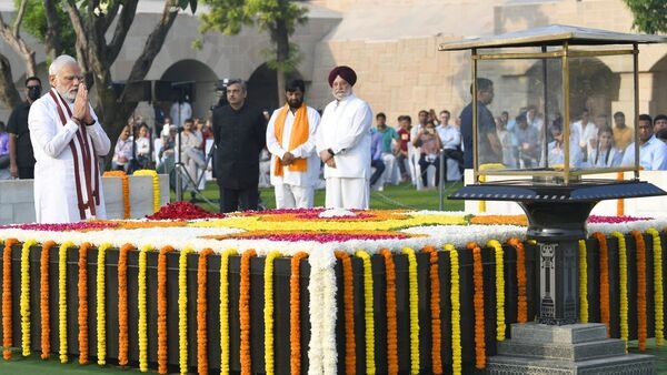 தலைவர்கள் மரியாதை