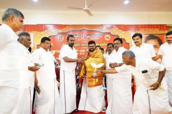  நடுவர் வைகைச்செல்வன் 