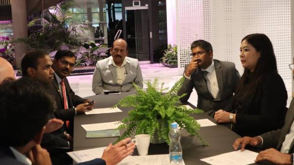 ஸ்டைலாக ஆடை 