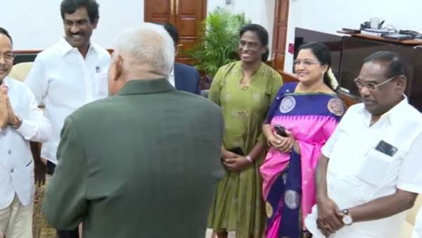  உதவியாளர்கள் 