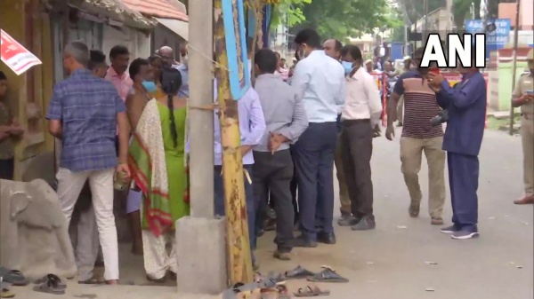 கோவில் முன்பாகவும் சோதனை