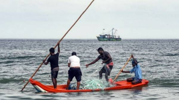 5 Sri Lankan fishermen who fished across the border and arrested by Indian Navy 5 Sri Lankan fishermen who fished across the border and arrested by Indian Navy