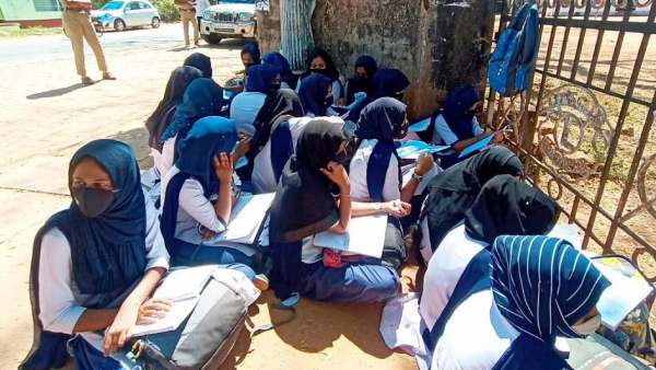 ஹிஜாப் அணிவது 