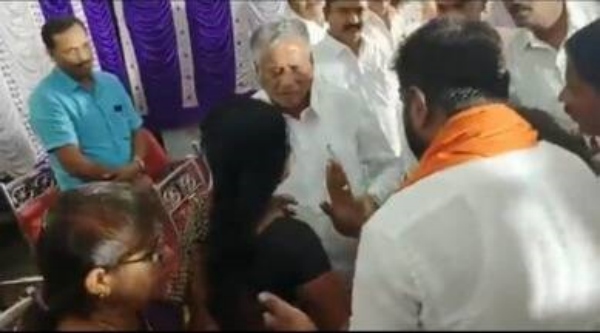 குறைகளை கூறிய பெண் 