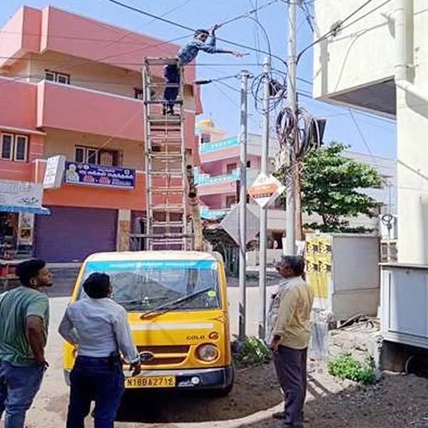 வயர்களை அகற்றும் பணி