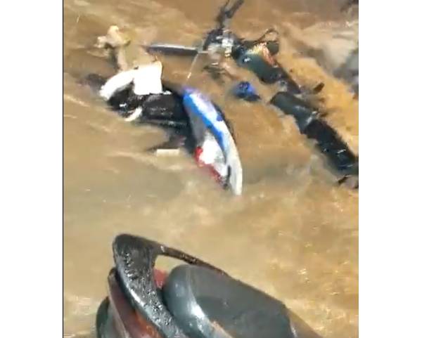 அடித்து செல்லப்பட்ட பைக்குகள் 