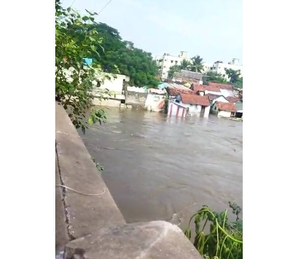 வீடுகளுக்குள் வெள்ள நீர் 