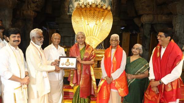 நிதியமைச்சர் நிர்மலா சீதாராமன் 