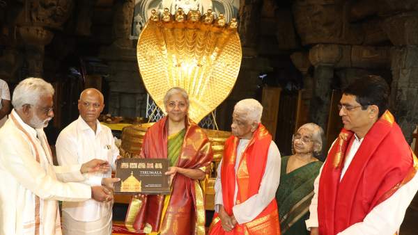 சிறுவனுக்கு லட்டு கொடுத்த நிதியமைச்சர் 