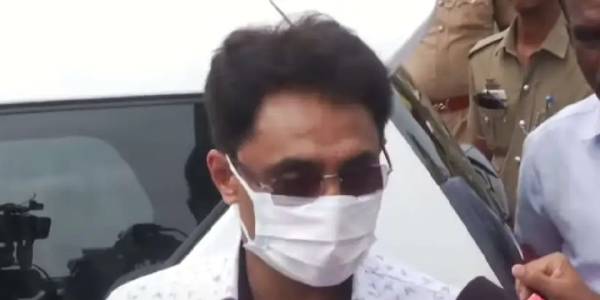 தேடிக்கொண்டே இருக்கிறோம்