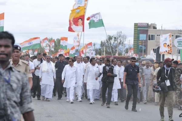 காங்கிரஸ் கட்சிக்தான் வெட்கப்பட வேண்டும் காங்கிரஸ் கட்சிக்தான் வெட்கப்பட வேண்டும்