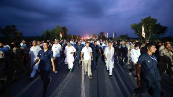 வெயிலிலும், மழையிலும் நடக்கிறார் 