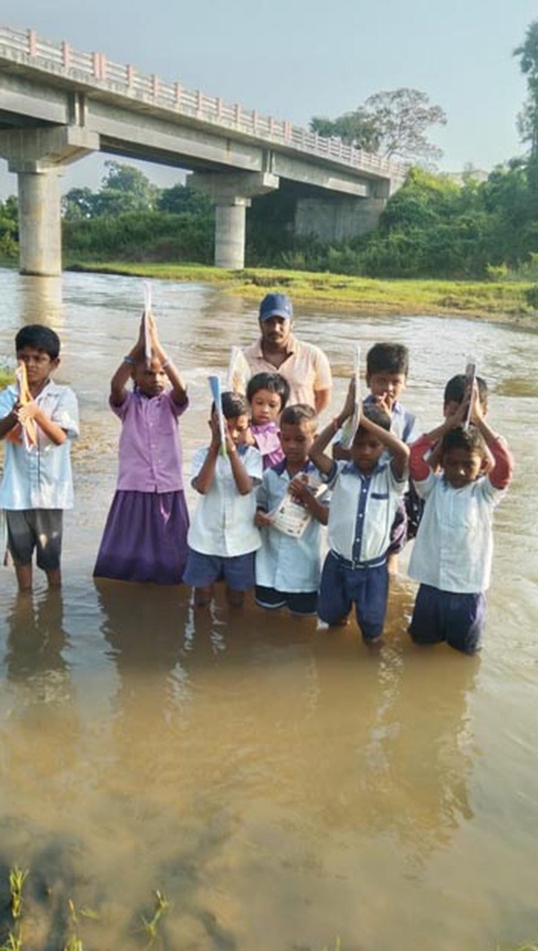 ஆற்றில் இறங்கிய பிஞ்சுகள்..