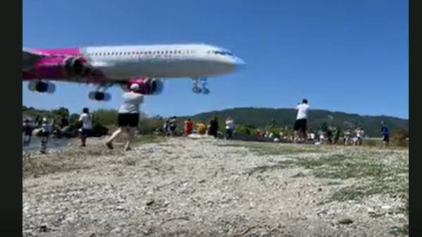 குனிந்து வழிவிட்ட பயணிகள்