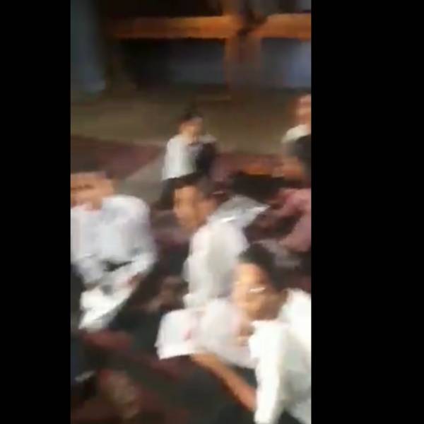 மாணவ மாணவிகள் முன்பு