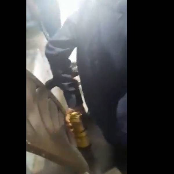 வகுப்பறைக்குள் மது அருந்தும் ஆசிரியர்