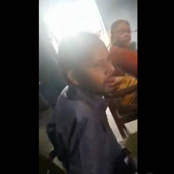 2 பீர் பாட்டிலுடன்