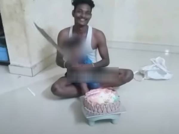 குழந்தை கையில் பட்டாக்கத்தி.. குழந்தை கையில் பட்டாக்கத்தி..