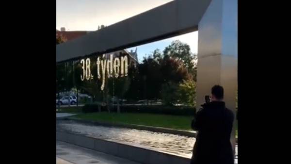 நவீன நீர் கடிகாரம்