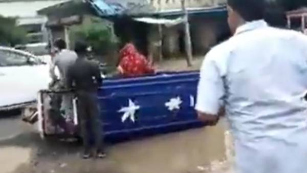 கவிழ்ந்த ஆட்டோ கவிழ்ந்த ஆட்டோ