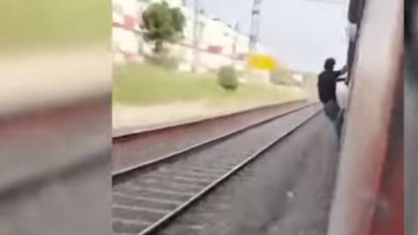 அடித்து தூக்கி வீசிய மின்கம்பம்