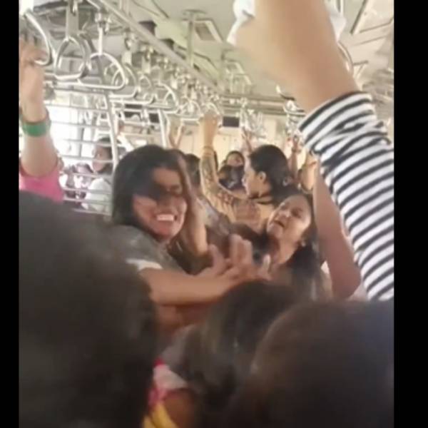 பெண் பயணிகள் பெட்டியில் கூட்டம்