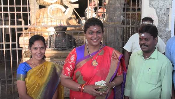 ரோஜாவுடன் புகைப்படம் எடுத்த பக்தர்கள்