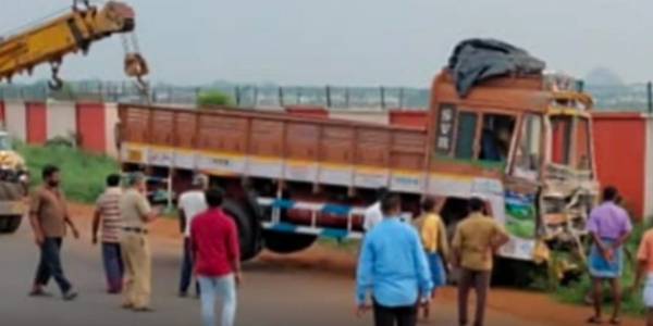 காம்பவுண்ட் சுவரில் காம்பவுண்ட் சுவரில்