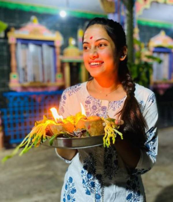 மதுமிதா வேற மாதிரி