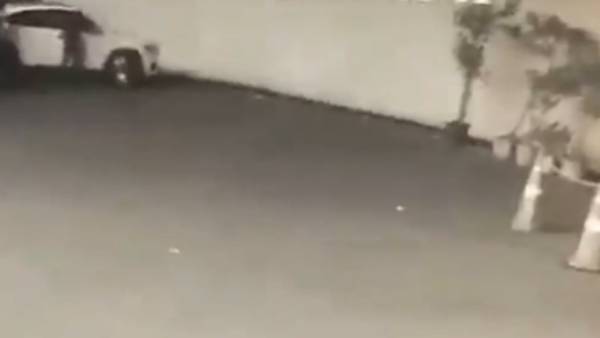 காரில் வேறு ஒரு பெண்ணுடன்