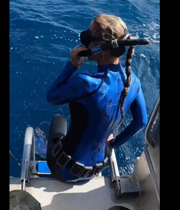 கடலுக்குள் இறங்க தயாரான விஞ்ஞானி கடலுக்குள் இறங்க தயாரான விஞ்ஞானி