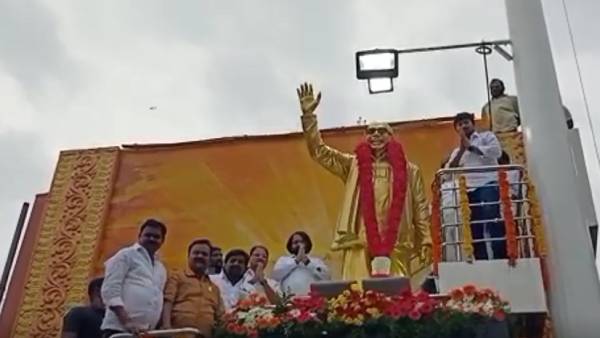 கருணாநிதி சிலைக்கு மாலை