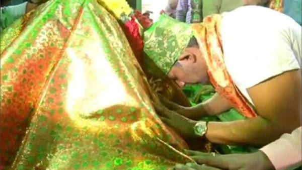 தர்காவில் வழிபாடு 