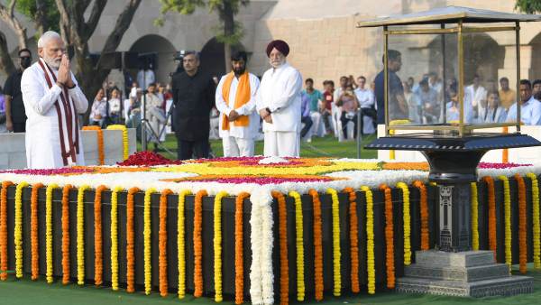 பிரதமர் மோடி மரியாதை 