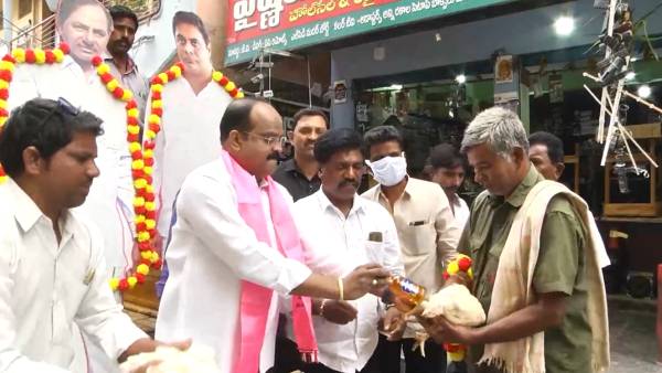 குவாட்டருடன் உயிருள்ள கோழி குவாட்டருடன் உயிருள்ள கோழி