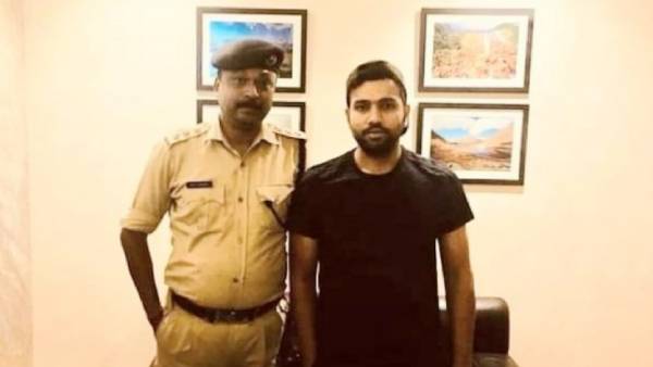 காவல்துறை அதிகாரியுடன் ரோகித் 