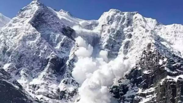 எமனாகும் பனிச்சரிவு.. 